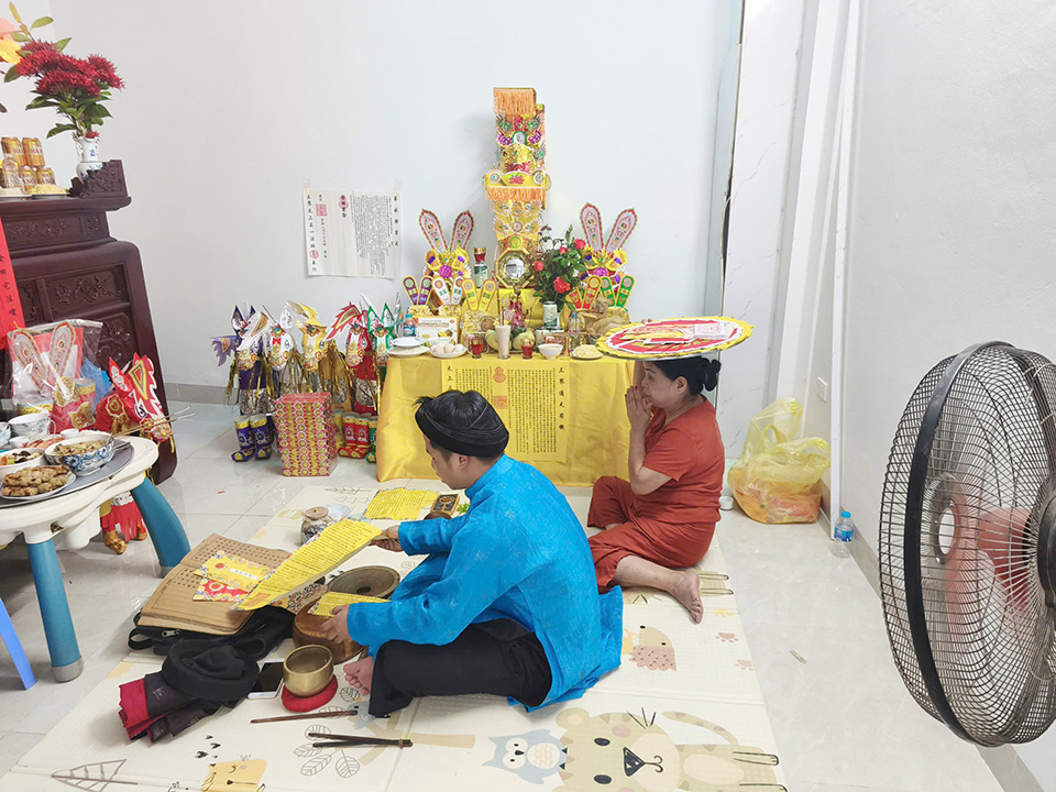 L&agrave;m lễ chuyển b&agrave;n thờ v&agrave; b&aacute;t hương sang nh&agrave; mới