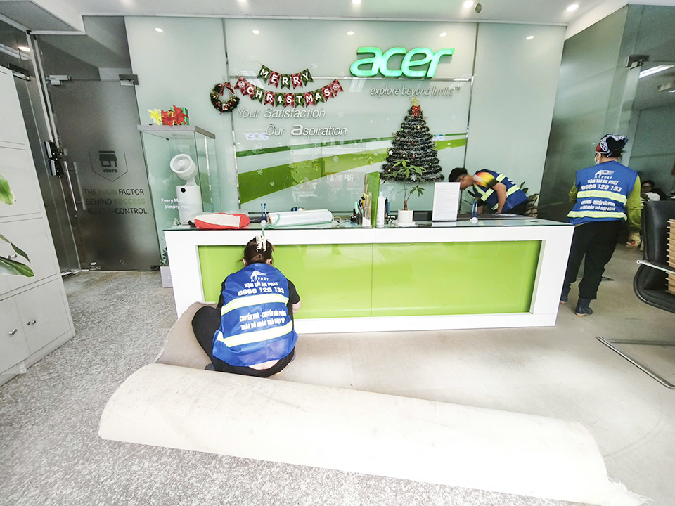 Lột thảm tẩy keo sàn