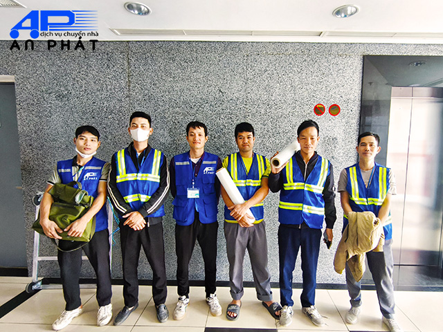 Nhân viên chuyển văn phòng của dịch vụ vận chuyển An Phát