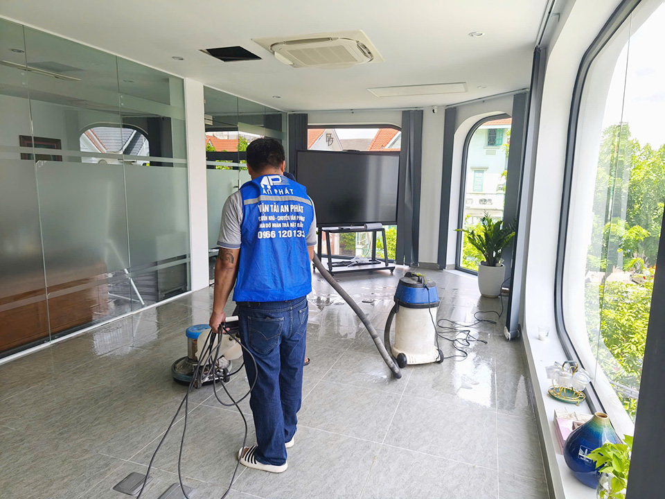 Sử dụng máy đánh kèm hóa chất tẩy keo sàn