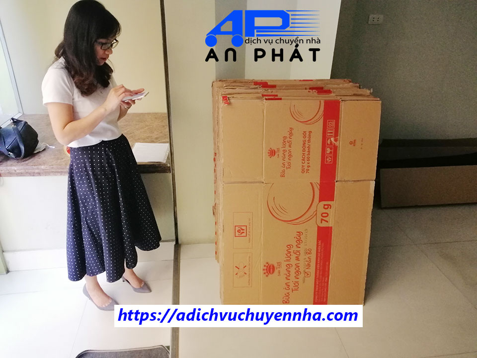 Khách hàng mua thùng carton chuyển nhà