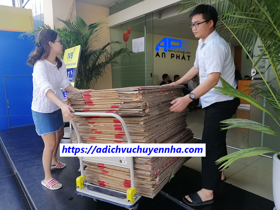 Khách hàng mua thùng carton chuyển văn phòng